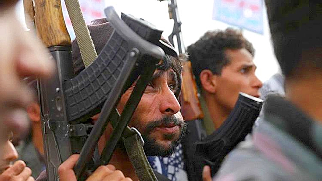 خبراء: شبكات خفية "تتجاوز إيران" وراء إمداد الحوثيين بالأسلحة